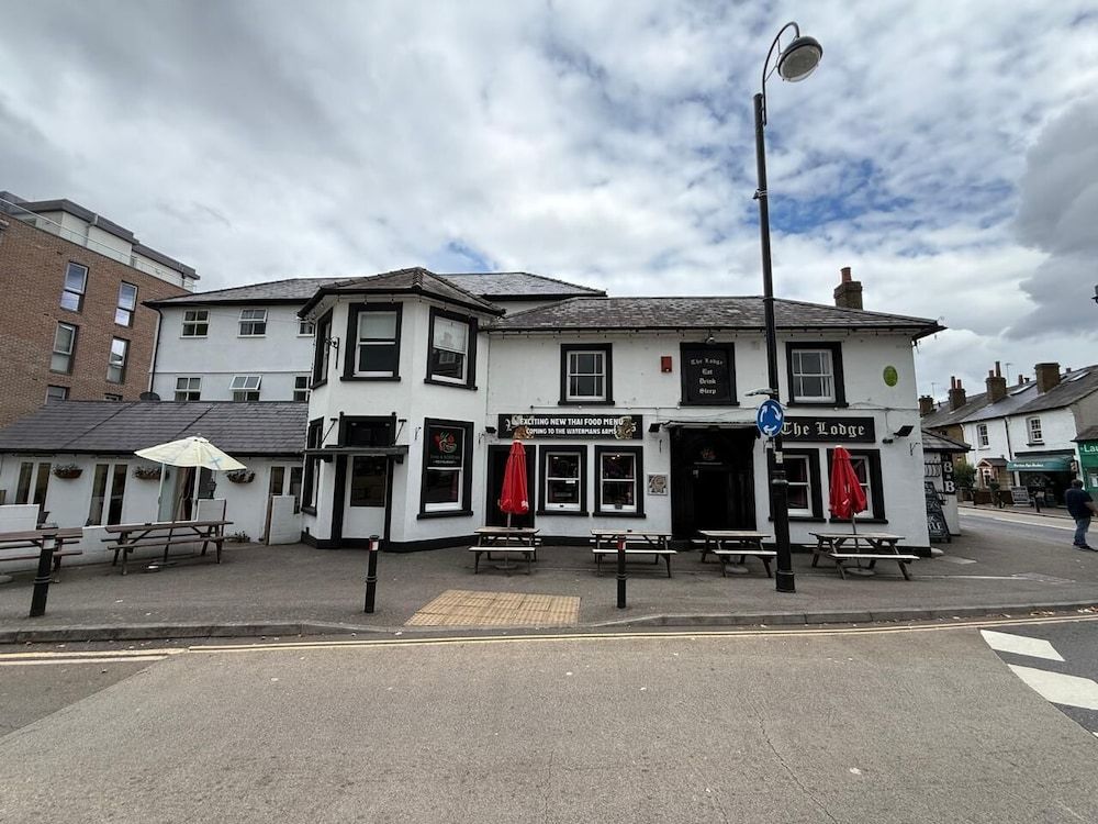 OYO The Watermans Arms Hersham 4 étoiles à Hersham