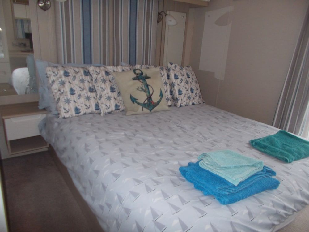 3 Bed Caravan - Sleeps 8 - Wifi - Parking 2