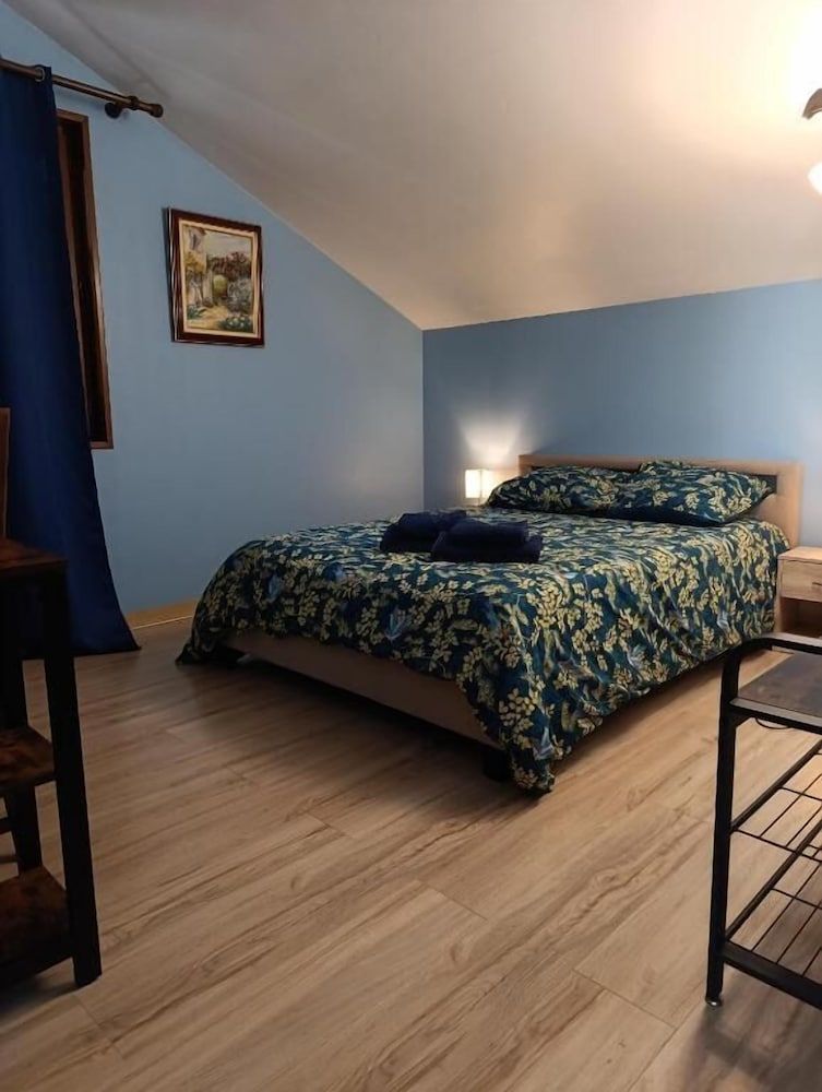 Chez Sam -1 étoiles à Villebois