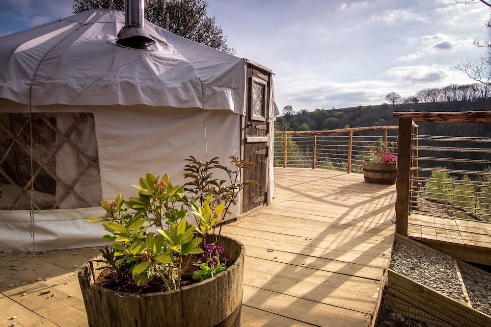Ceridwen Glamping, Double decker Bus and Yurts -1 étoiles à Llandysul