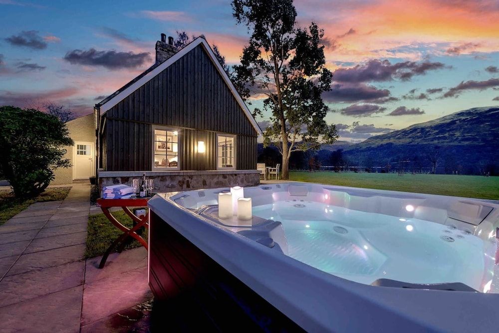 Dalveich Cottage W/hot tub & Stunning Views -1 étoiles à Lochearnhead