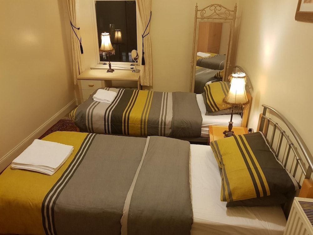 2 Bed Flat - Sleeps 4 - Parking - Wifi 2