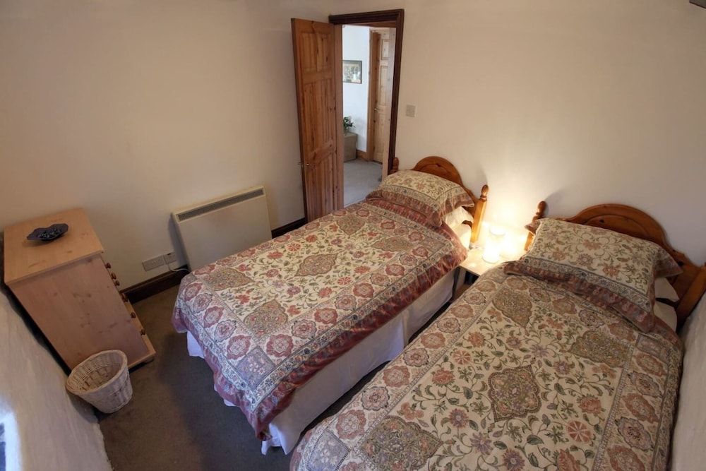 Inviting 2-bed Cottage in Newcastle Emlyn 2