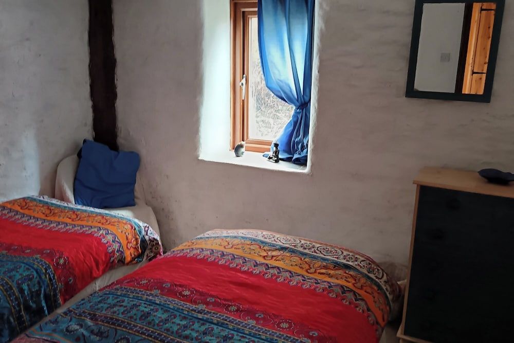 Inviting 2-bed Cottage in Newcastle Emlyn 3