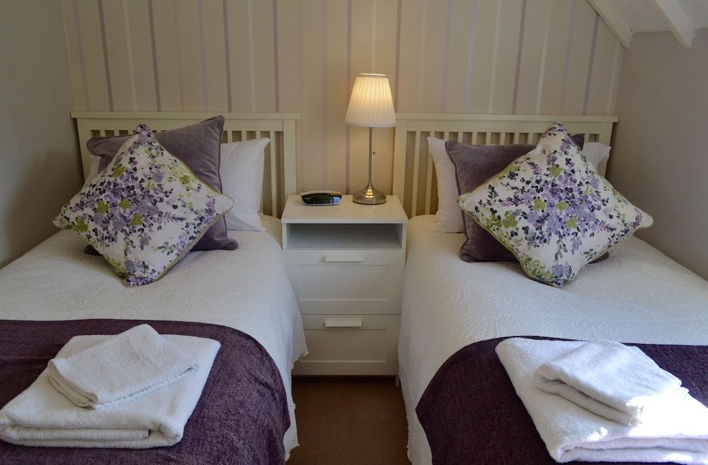 Riverbank Cottage 3