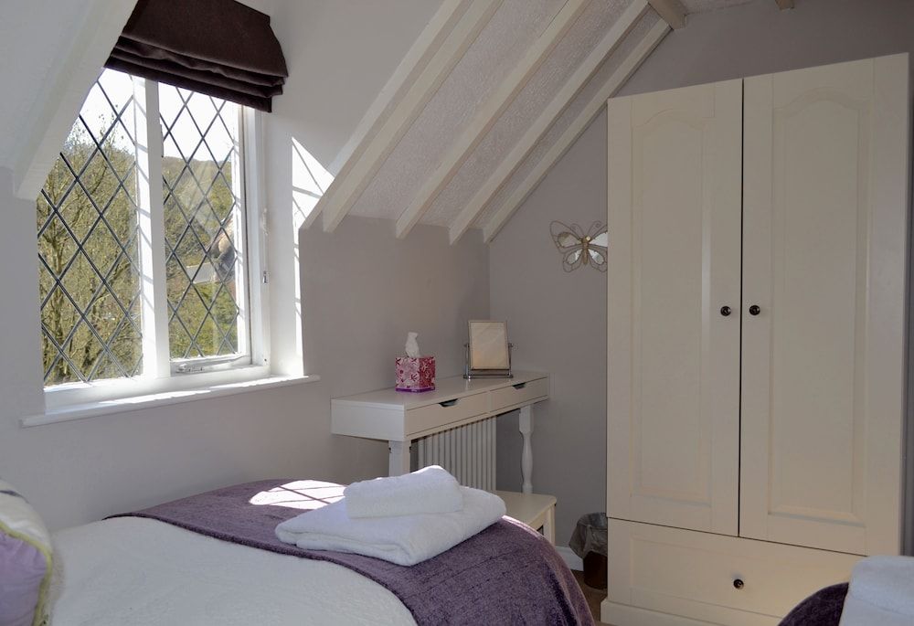 Riverbank Cottage 2