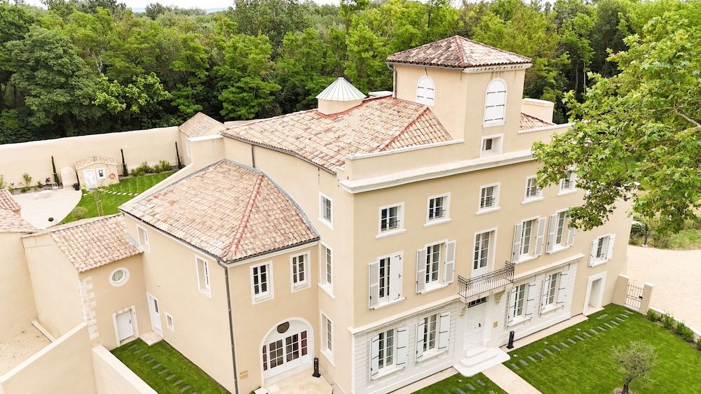 Château de L'Insolas -1 estrellas en Villeneuve-lès-Avignon