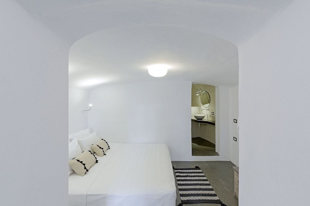 Alluvial Santorini Suites 2