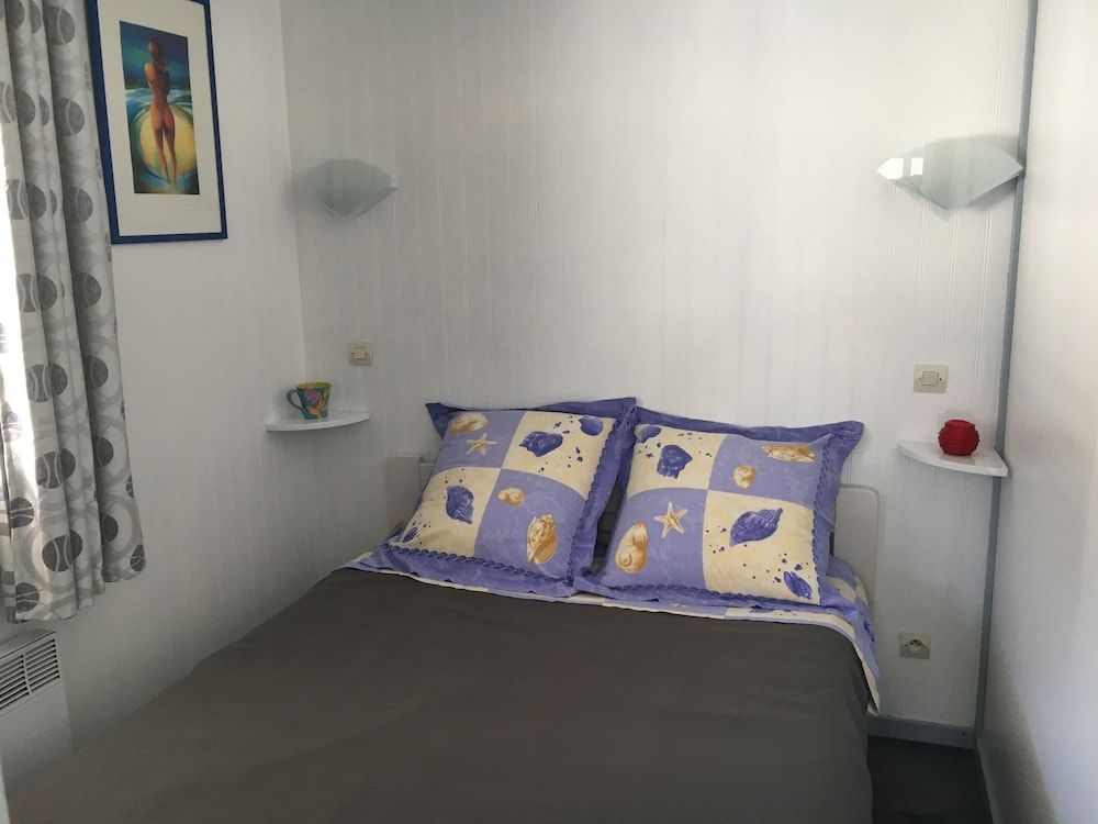Chalet Orange Naturiste la Jenny 3