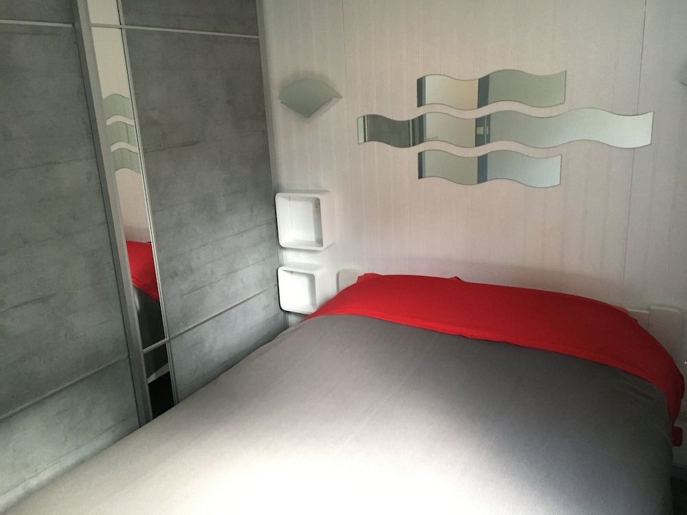 Chalet Orange Naturiste la Jenny 2