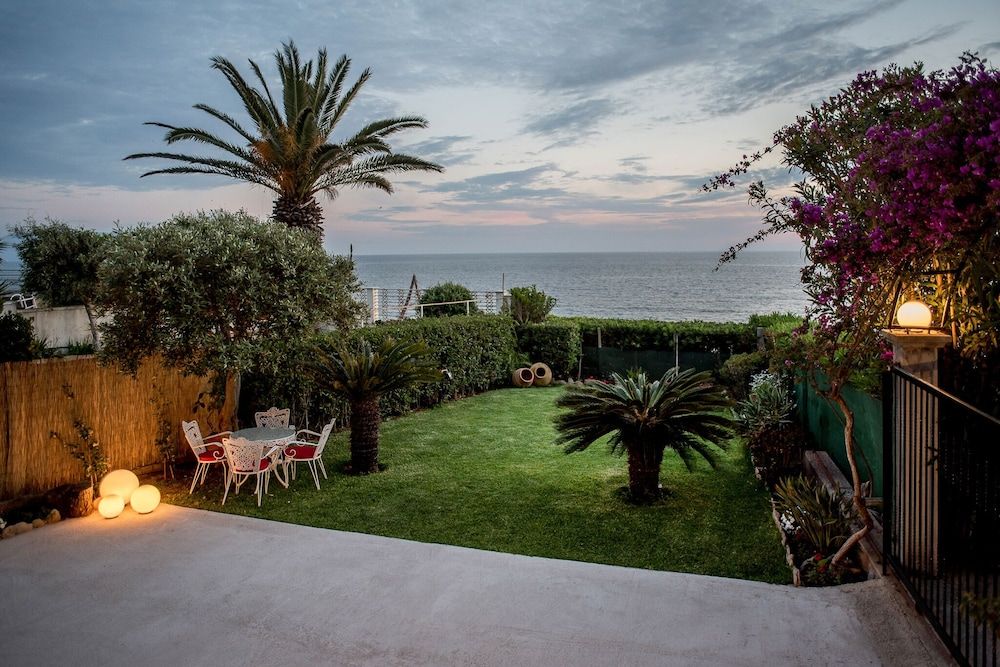Oikia Eleanthi - Beachfront Garden Home -1 estrellas en Mitikas