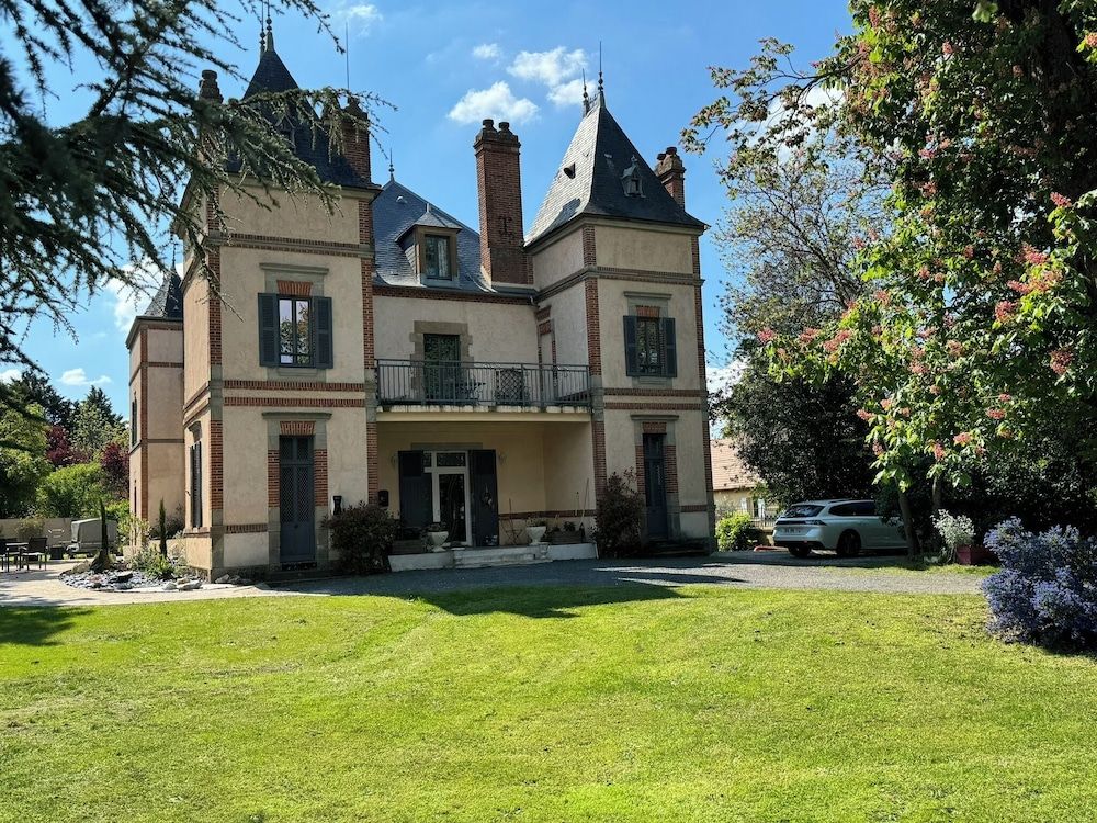 Château Ségot -1 étoiles à Neuilly-le-Réal