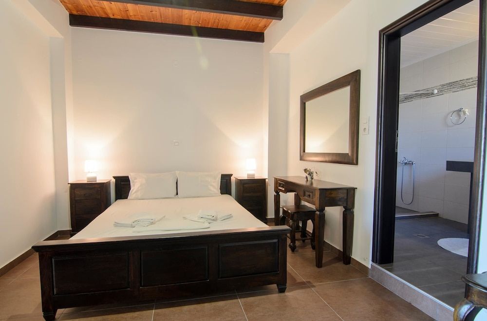 Traditional Apartments Madares 3