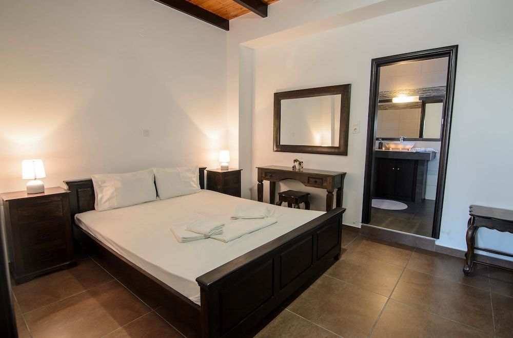 Traditional Apartments Madares 2