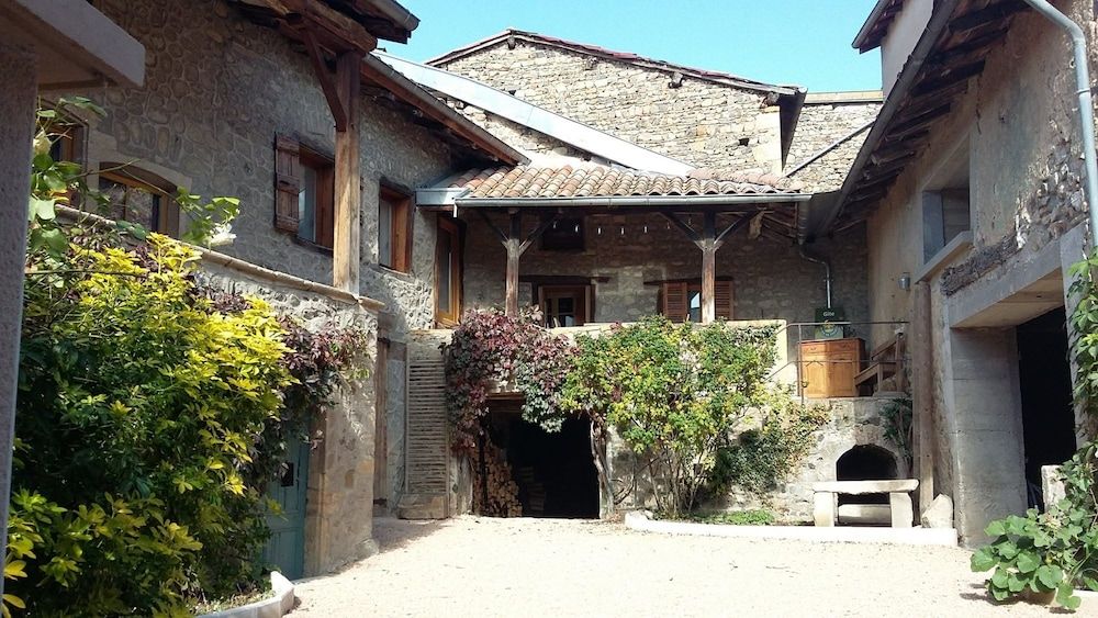 Domaine de la Fée-licité -1 étoiles à Jullié