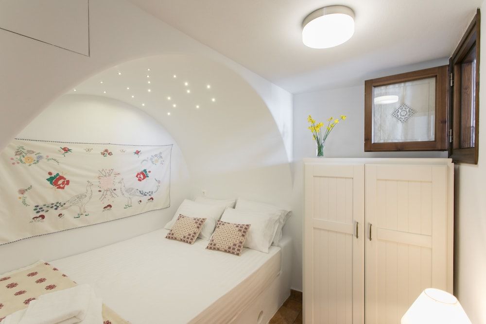 Traditional Inn Pirethron 3