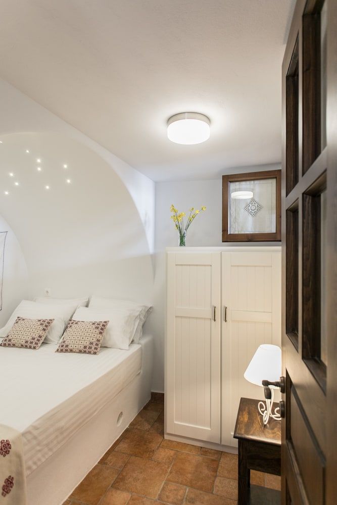 Traditional Inn Pirethron 2