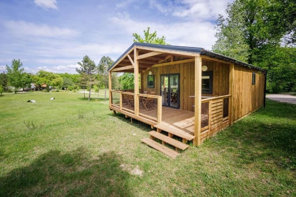 Camping la Clairière -1 étoiles à Lamothe-Fénelon