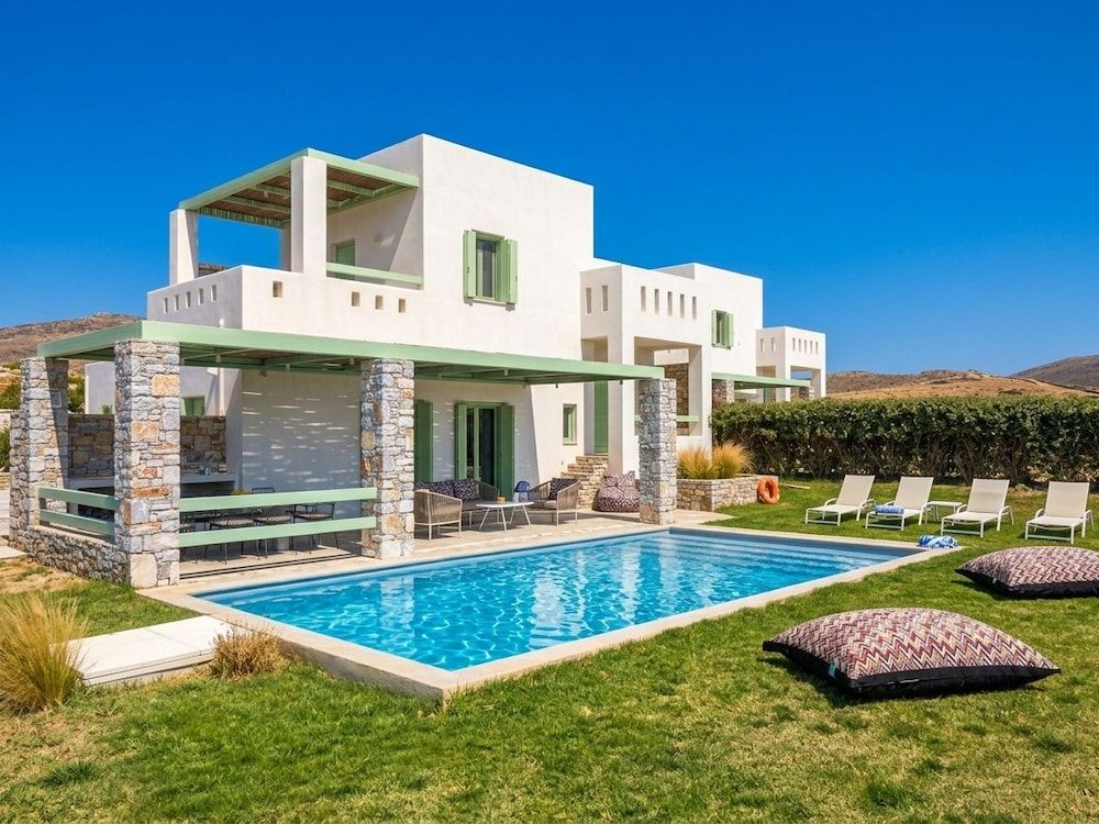 Plioni- Villas With Private Pool & Suites With Hot Tub -1 estrellas en Mikri Vigla