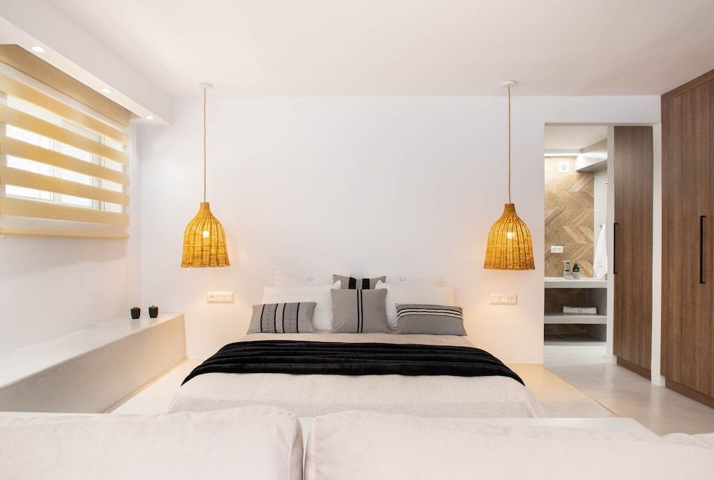 Pebble Luxury Suite by the Sea 3