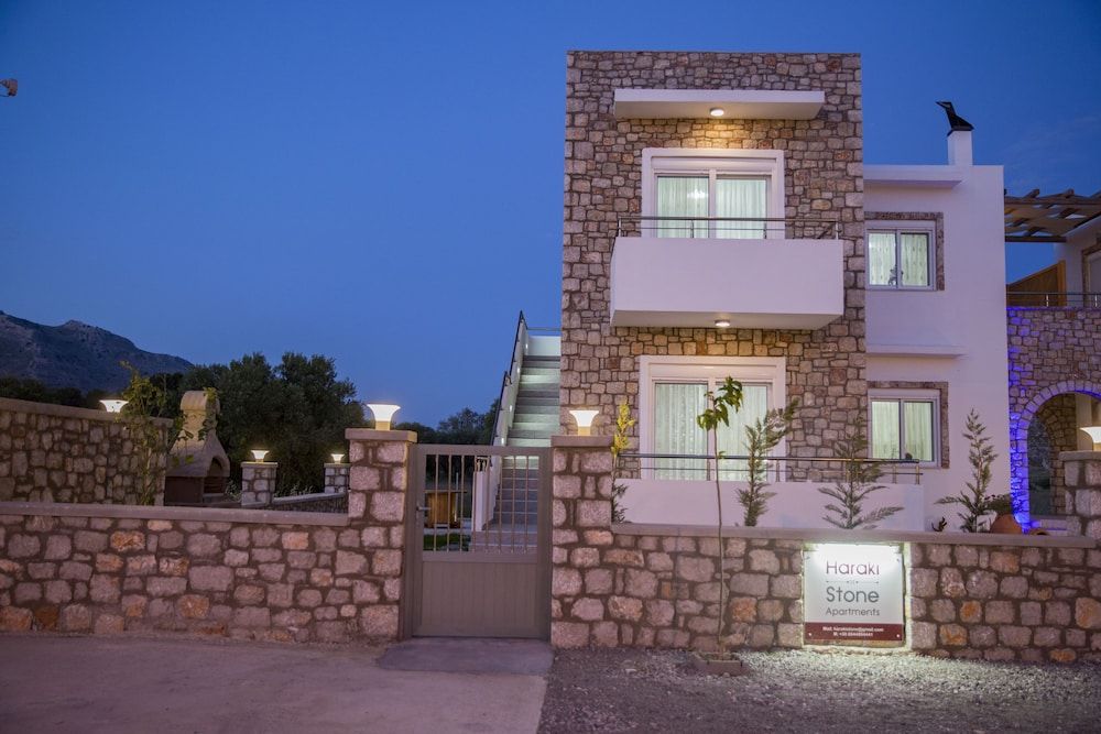 Haraki Stone Apartments -1 estrellas en Charaki