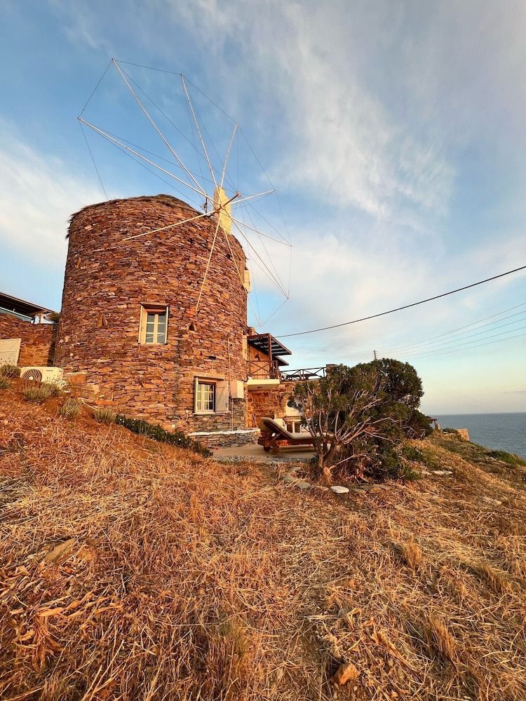 The Stone Windmill -1 estrellas en Koundouros