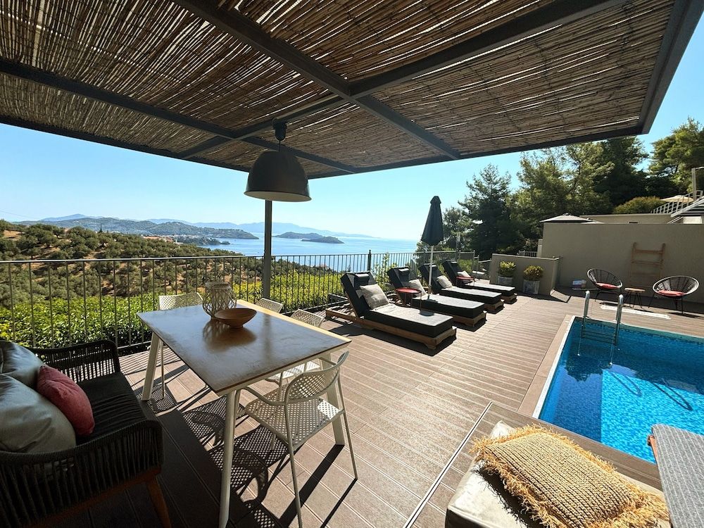 Superior 3-bedroom Villa Cassiope With Private Pool and Breathtaking Sea Views -1 estrellas en Megali Ammos
