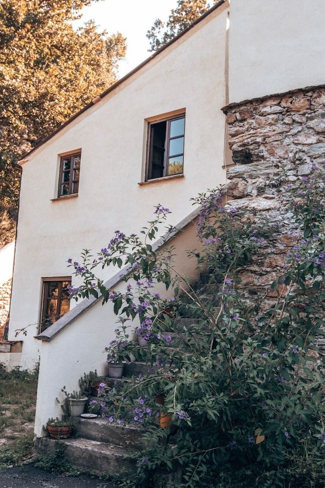 Le Petit Chateau -1 étoiles à Vezzi Portio