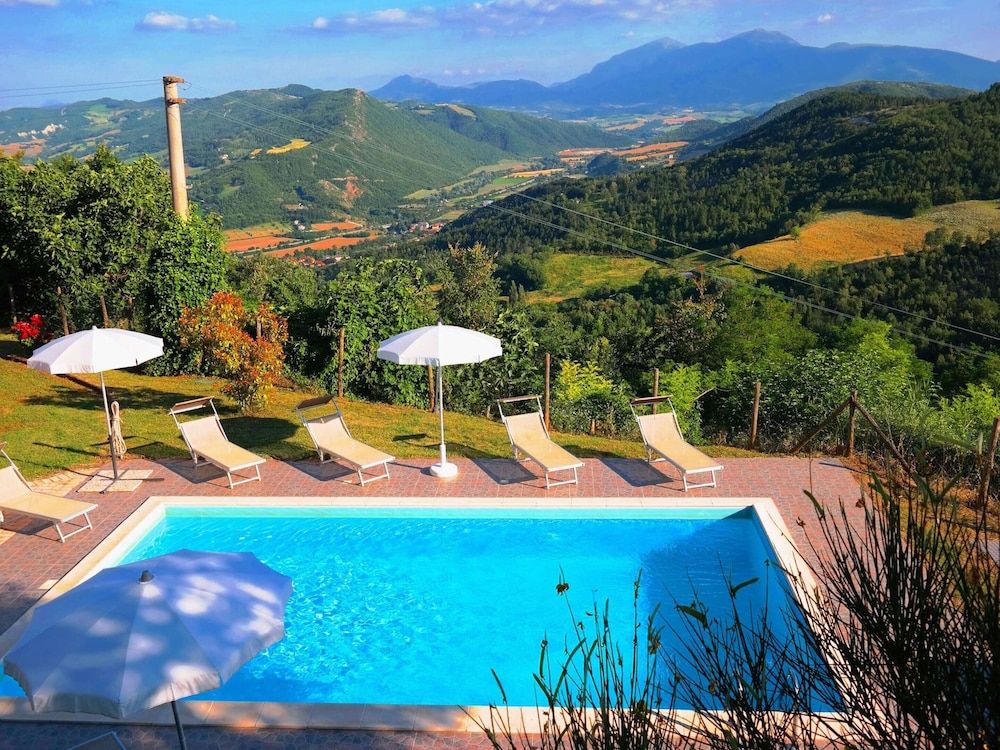 Villa in Marche With Pool & Panoramic Views -1 estrellas en Acqualagna