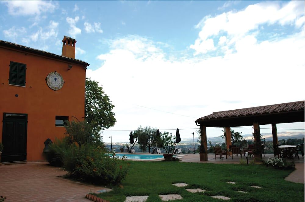 Poggio Montali -1 estrellas en Monte Roberto