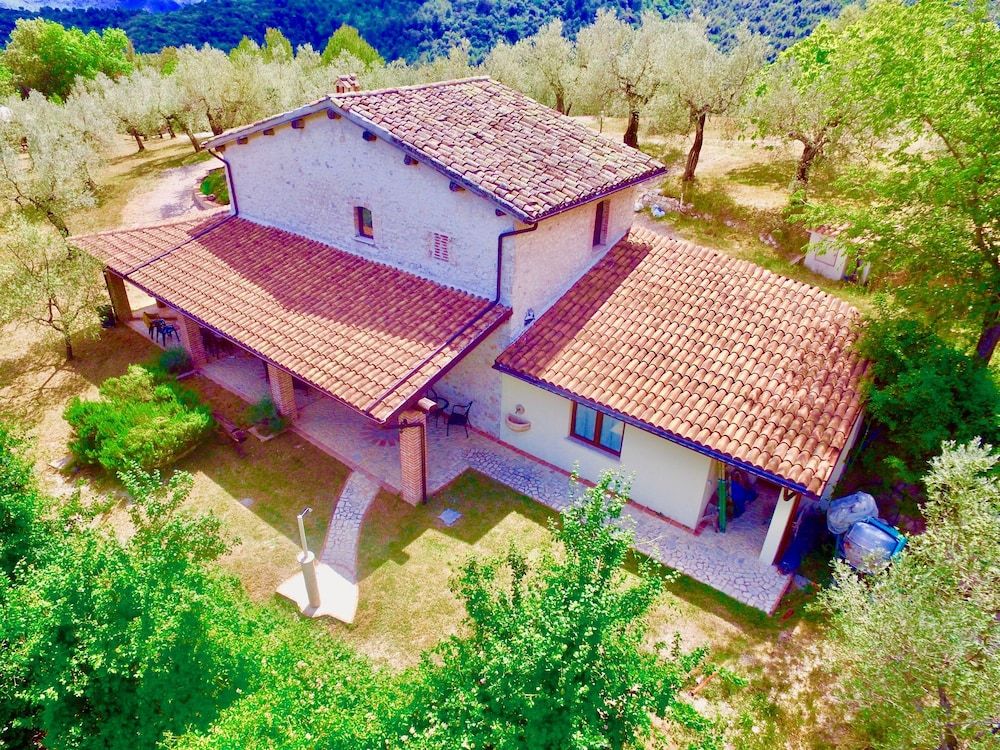 Villa Nocri -1 estrellas en Montefranco