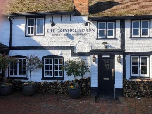 OYO The Greyhound Inn 2