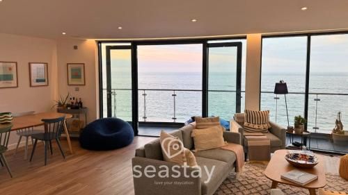 Sail Penthouse - Beach & Parking 2