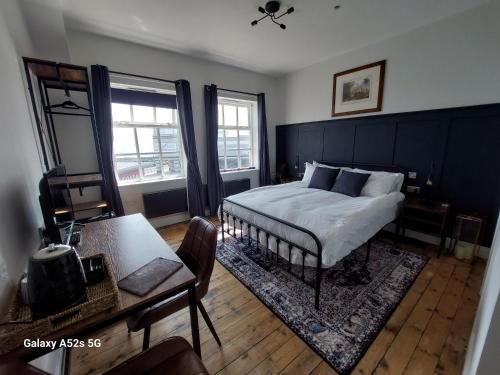 LONDONDERRYS Bar and Accommodation 2