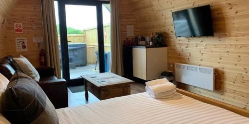 Superior Glamping Pod with Hot Tub 3