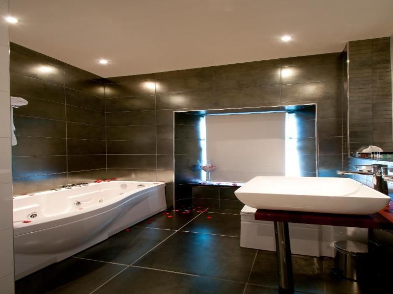 The Whistledown Hotel 3