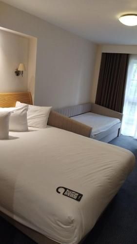 London Thames Lodge by Dancenter near Thorpe Park 2