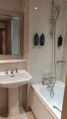 London Thames Lodge by Dancenter near Thorpe Park 3