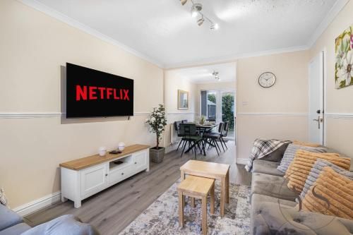 Tipton 3BR Home – Netflix Wi-Fi Driveway 3 étoiles à Ocker Hill