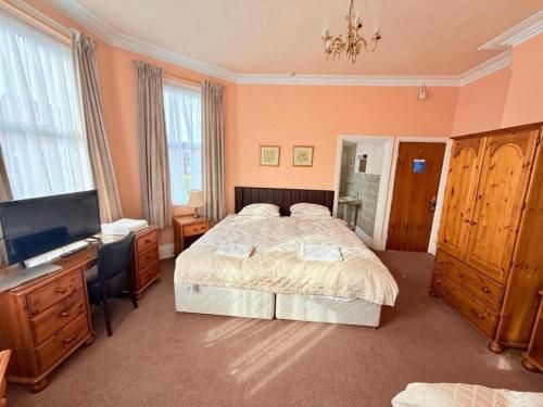 Hylands Hotel Spacious & Bright Triple Room with Ensuite Bathroom and Free Parking 2