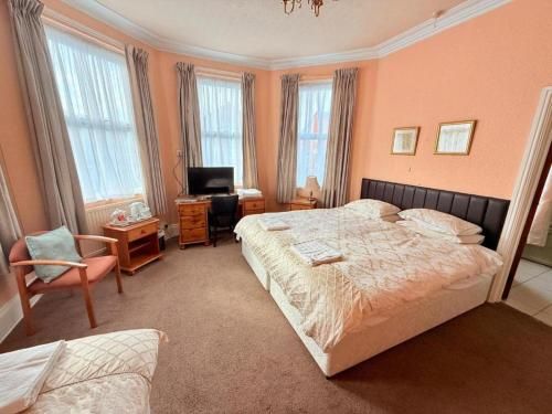 Hylands Hotel Spacious & Bright Triple Room with Ensuite Bathroom and Free Parking 3