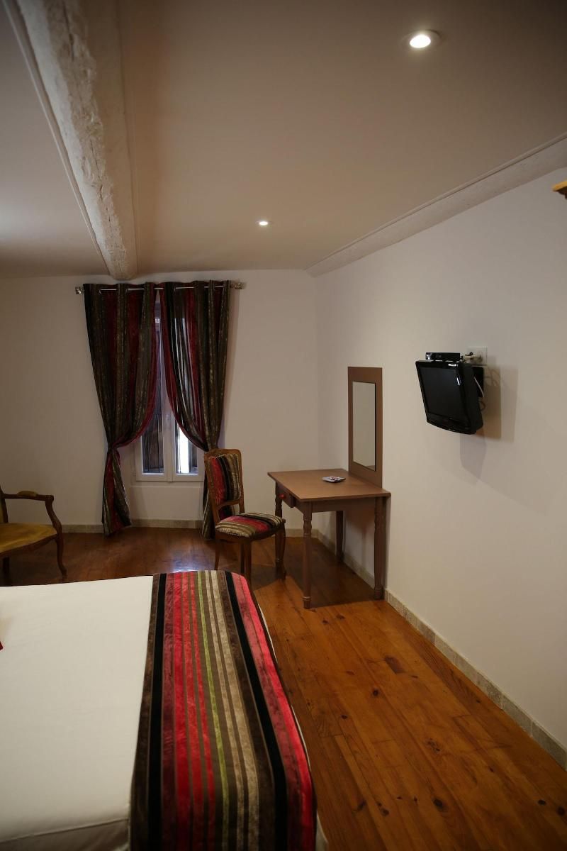 Hotel Restaurant Les Pins 3 stelle a Sillans-la-Cascade