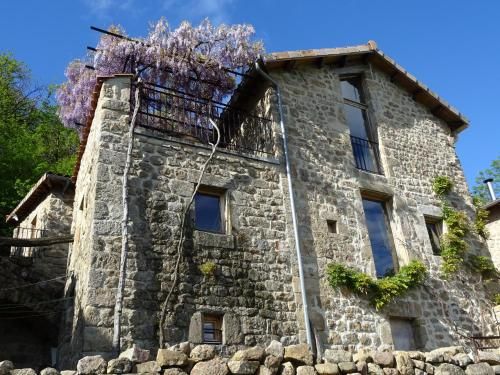 Gîte de Chapelèche Les Glycines -1 estrellas en Gluiras