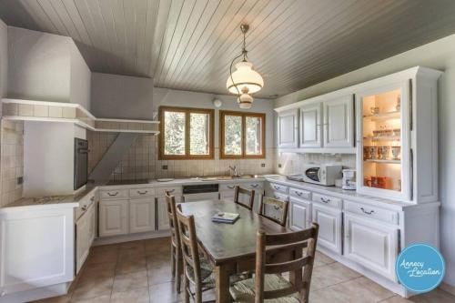 Bergerie Loft Apartment with Panoramic Lake 3