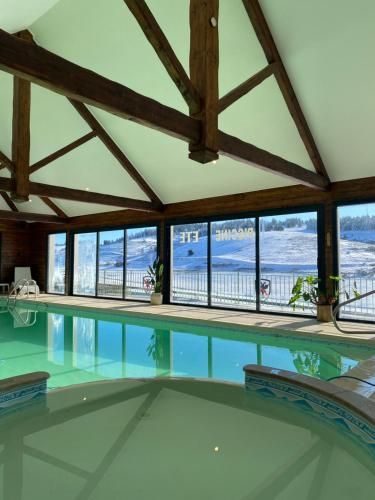 Hotel Restaurant Piscine chauffée Le Grand Connétable -1 estrellas en Châteauneuf-de-Randon