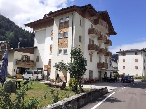 Hotel Aurora 3 estrellas en Cavedago