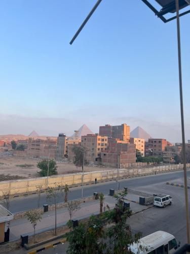 House of Kings pyramids view 3 estrellas en Banī Ghālib