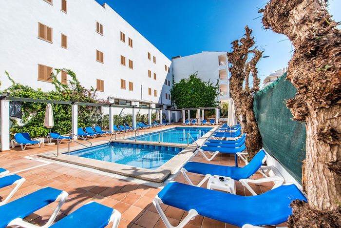 🏝️🤑¡LOS APARTAMENTOS QUE BUSCABAS EN MALLORCA!🚢👨‍👩‍👧‍👦 Desde 4 noches: Ferry con tu coche + Apartamentos a un paso de la playa  | S´Illot